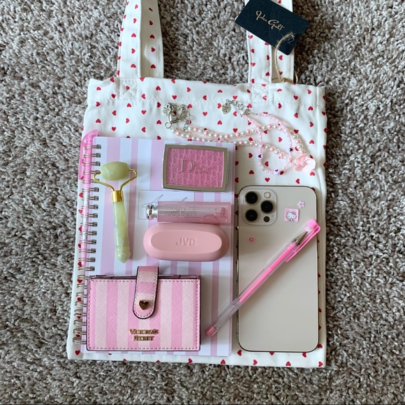 Brandy Melville heart tote bag. ❤︎︎
Brand new / un-used and with tag attached! - Picture 2 of 3